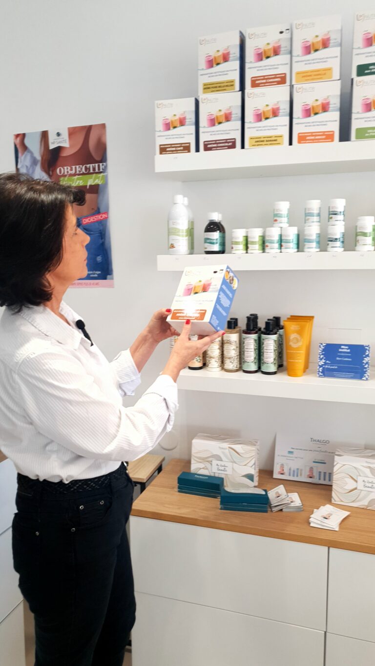 Une esthéticienne partenaire tient en main un produit de la gamme protéine de la marque LMP Santé