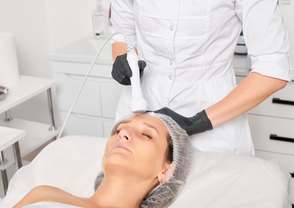Une esthéticienne réalise un soin du visage sur une cliente de son institut de beauté