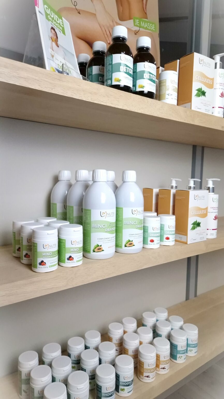 Une photo qui met en valeur l'offre proposée par LMP Santé. Plusieurs gammes de compléments alimentaires et produits nutricosmétiques sont présentes sur cette photo. Ces produits sont adaptés aux besoins de la clientèle d'un institut de beauté.