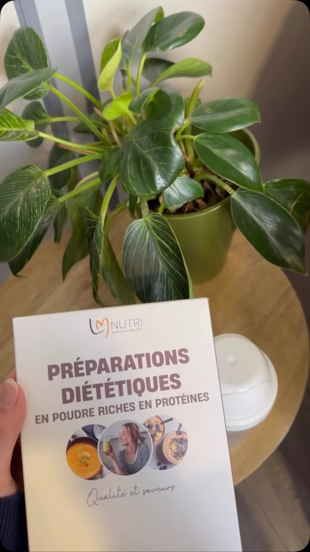 Démystifions les idées reçues sur les protéines afin de conseiller au mieux vos clientes. Les protéines jouent un rôle clé, mais il existe encore beaucoup de clichés à leur sujet.👉 1ère idée reçue : Les protéines sont réservé aux sportifs
Bien que les protéines soient indispensables pour les athlètes, elles sont également essentielles pour tout le monde ! Elles aident à maintenir la masse musculaire, favorisent la régénération cellulaire et sont un pilier pour le métabolisme. Que ce soit pour des objectifs minceur, bien-être ou beauté, chaque client a besoin de protéines dans son alimentation.👉 2ème idée reçue : Il faut manger uniquement de la viande pour avoir assez de protéines
La viande est une source de protéines, certes, mais elle n’est pas la seule ! De nombreuses autres sources de protéines végétales (tofu, légumineuses, quinoa, graines de chia, etc.) et laitières (yaourt, fromage blanc, lait) existent, et peuvent convenir à différents types de régimes alimentaires (végétariens, véganes, etc.).👉 3ème idée reçue : Manger des protéines fait prendre du poids
Les protéines jouent un rôle essentiel dans la construction musculaire, mais elles ne sont pas responsables de la prise de poids si elles sont consommées dans des proportions adaptées. Des protéines de qualité peuvent aider à réduire la graisse corporelle en augmentant la satiété et en stimulant la dépense énergétique.👉 4ème idée reçue : Il faut consommer des protéines que le matin et après l’entrainement
Les protéines doivent être réparties tout au long de la journée, pas seulement après l’effort physique. Une répartition équilibrée permet de maximiser leur utilisation par l’organisme et d’éviter les pics de faim. Il est important d’intégrer des protéines à chaque repas pour soutenir le métabolisme et la régénération cellulaire.💚​ Laboratoire MP Santé
💼​​ Conseils en développement d’activité
🤝 Accompagnement personnalisé
🚀 Devenez distributeur et développer vos ventes additionnelles#lmpsanté #estheticienne #institudebeauté #gérantebeauté #complémentsalimentaires #businesswoman #complementalimentaire #businesswoman #femmeentrepreneuse